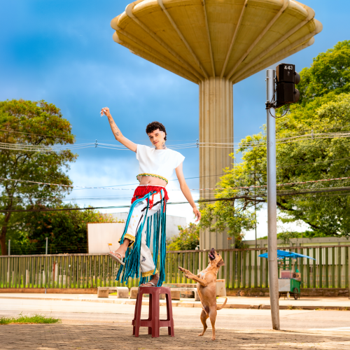 Da Ceilândia para o centro do palco: Crizostmo subverte a estética pop e faz do DF o seu reino no EP “Alvoroço”